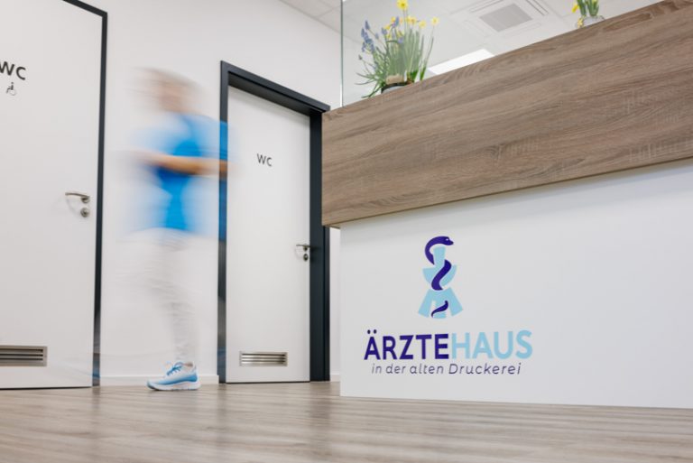 Der Fotograf dokumentiert eine moderne Arztpraxis oder Pflegedienst, in der das professionelle Team und die hochwertige Ausstattung im Vordergrund stehen. Patienten und Ärzte oder Pflegekräfte in natürlicher Interaktion vermitteln Vertrauen.