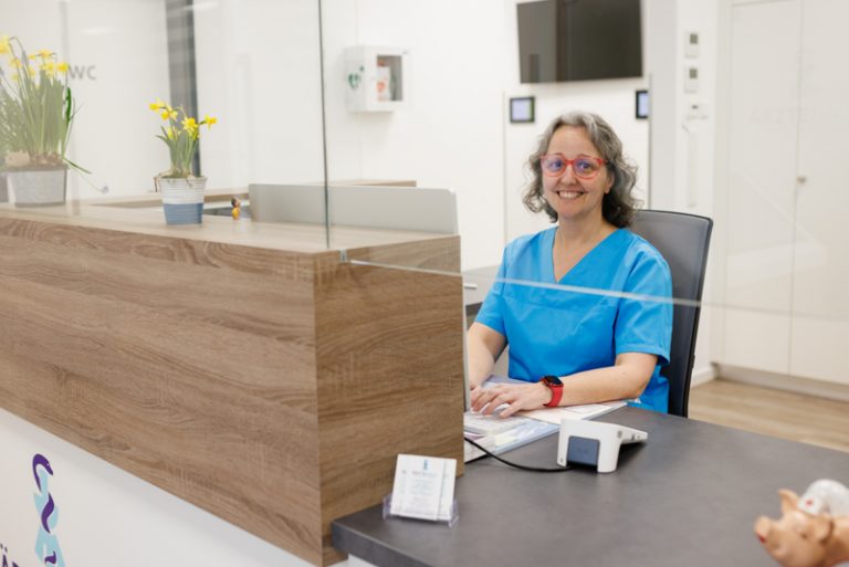 Der Fotograf dokumentiert eine moderne Arztpraxis oder Pflegedienst, in der das professionelle Team und die hochwertige Ausstattung im Vordergrund stehen. Patienten und Ärzte oder Pflegekräfte in natürlicher Interaktion vermitteln Vertrauen.