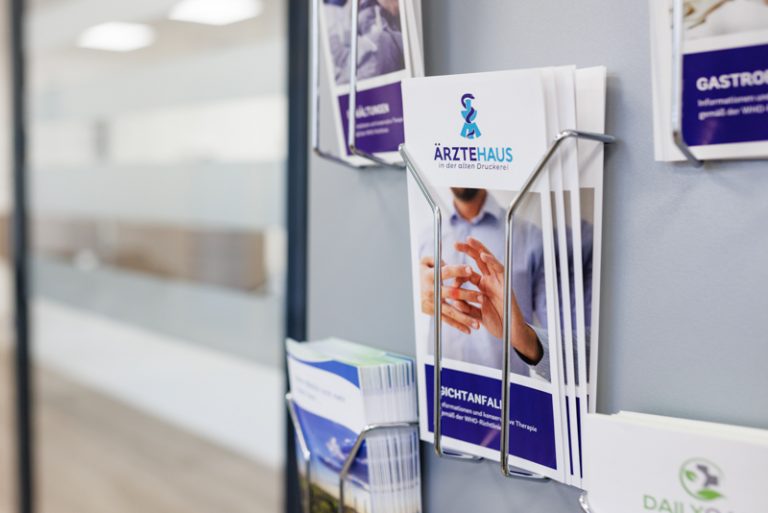 Der Fotograf dokumentiert eine moderne Arztpraxis oder Pflegedienst, in der das professionelle Team und die hochwertige Ausstattung im Vordergrund stehen. Patienten und Ärzte oder Pflegekräfte in natürlicher Interaktion vermitteln Vertrauen.