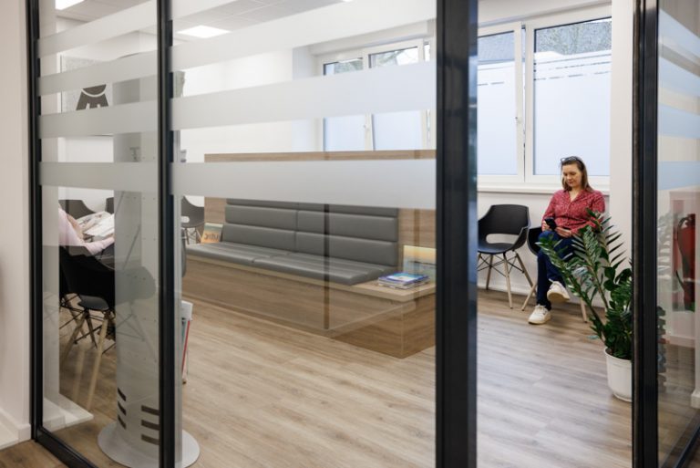 Der Fotograf dokumentiert eine moderne Arztpraxis oder Pflegedienst, in der das professionelle Team und die hochwertige Ausstattung im Vordergrund stehen. Patienten und Ärzte oder Pflegekräfte in natürlicher Interaktion vermitteln Vertrauen.