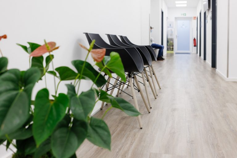 Der Fotograf dokumentiert eine moderne Arztpraxis oder Pflegedienst, in der das professionelle Team und die hochwertige Ausstattung im Vordergrund stehen. Patienten und Ärzte oder Pflegekräfte in natürlicher Interaktion vermitteln Vertrauen.