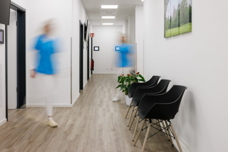 Der Fotograf dokumentiert eine moderne Arztpraxis oder Pflegedienst, in der das professionelle Team und die hochwertige Ausstattung im Vordergrund stehen. Patienten und Ärzte oder Pflegekräfte in natürlicher Interaktion vermitteln Vertrauen.