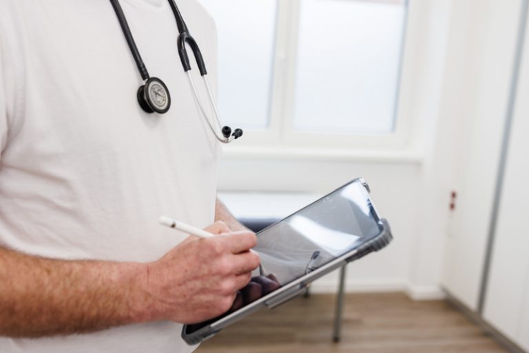 Der Fotograf dokumentiert eine moderne Arztpraxis oder Pflegedienst, in der das professionelle Team und die hochwertige Ausstattung im Vordergrund stehen. Patienten und Ärzte oder Pflegekräfte in natürlicher Interaktion vermitteln Vertrauen.