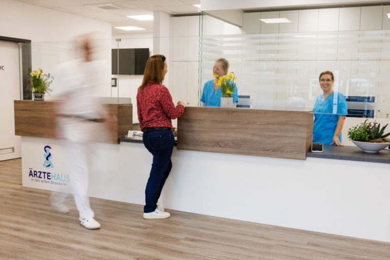 Der Fotograf dokumentiert eine moderne Arztpraxis oder Pflegedienst, in der das professionelle Team und die hochwertige Ausstattung im Vordergrund stehen. Patienten und Ärzte oder Pflegekräfte in natürlicher Interaktion vermitteln Vertrauen.