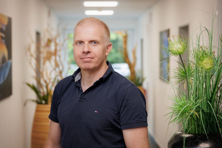 Der Fotograf dokumentiert eine moderne Arztpraxis oder Pflegedienst, in der das professionelle Team und die hochwertige Ausstattung im Vordergrund stehen. Patienten und Ärzte oder Pflegekräfte in natürlicher Interaktion vermitteln Vertrauen.