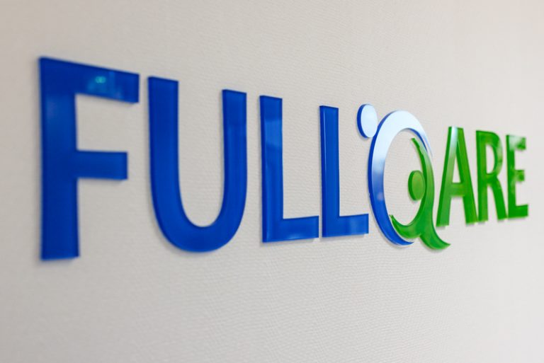 Der Fotograf dokumentiert eine moderne Arztpraxis oder Pflegedienst, in der das professionelle Team und die hochwertige Ausstattung im Vordergrund stehen. Patienten und Ärzte oder Pflegekräfte in natürlicher Interaktion vermitteln Vertrauen.