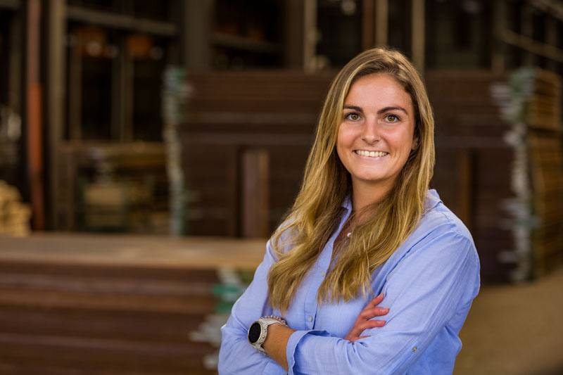 Authentisches Businessportrait einer Mitarbeiterin in industrieller Umgebung für Unternehmenswebsite und Recruiting