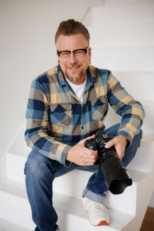 Businessfotograf aus Duisburg mit Kamera – authentische Unternehmensfotografie und Imagevideos