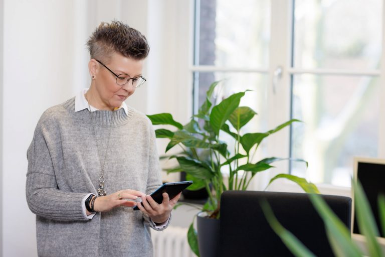 Authentisches Mitarbeiterporträt im modernen Office in NRW für Presse und Social Media.