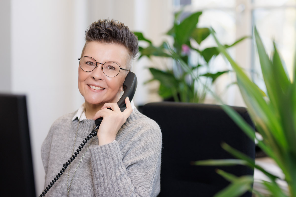 Authentisches Mitarbeiterporträt im modernen Office in NRW für Presse und Social Media.