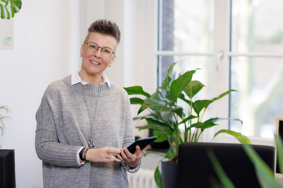 Authentisches Mitarbeiterporträt im modernen Office in NRW für Presse und Social Media.