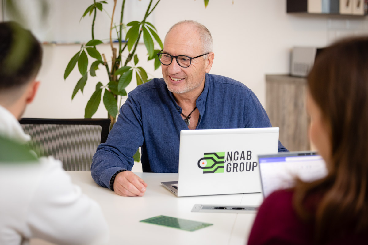 Authentisches Mitarbeiterporträt im modernen Office in NRW für Presse und Social Media.