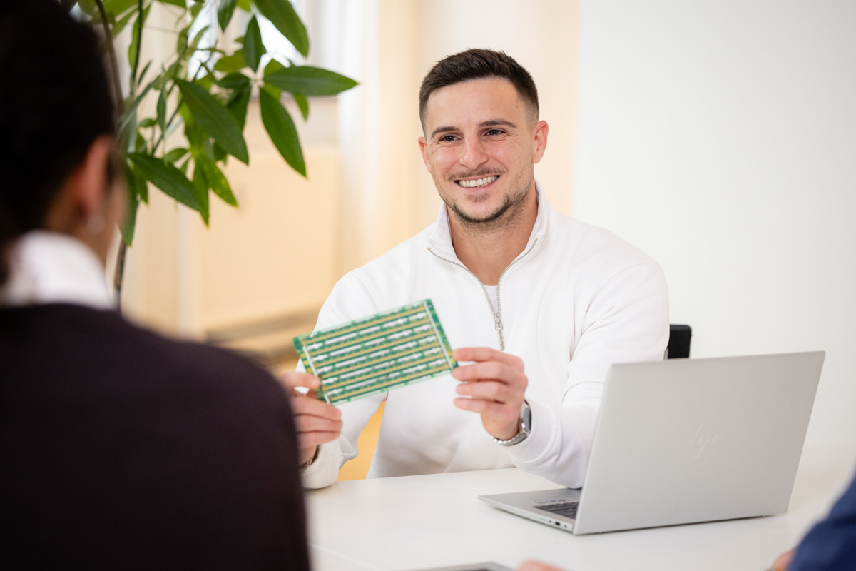 Authentisches Mitarbeiterporträt im modernen Office in NRW für Presse und Social Media.