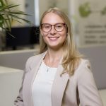 Authentisches Mitarbeiterporträt im modernen Office in NRW für Presse und Social Media.