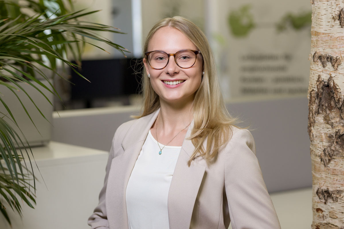 Authentisches Mitarbeiterporträt im modernen Office in NRW für Presse und Social Media.