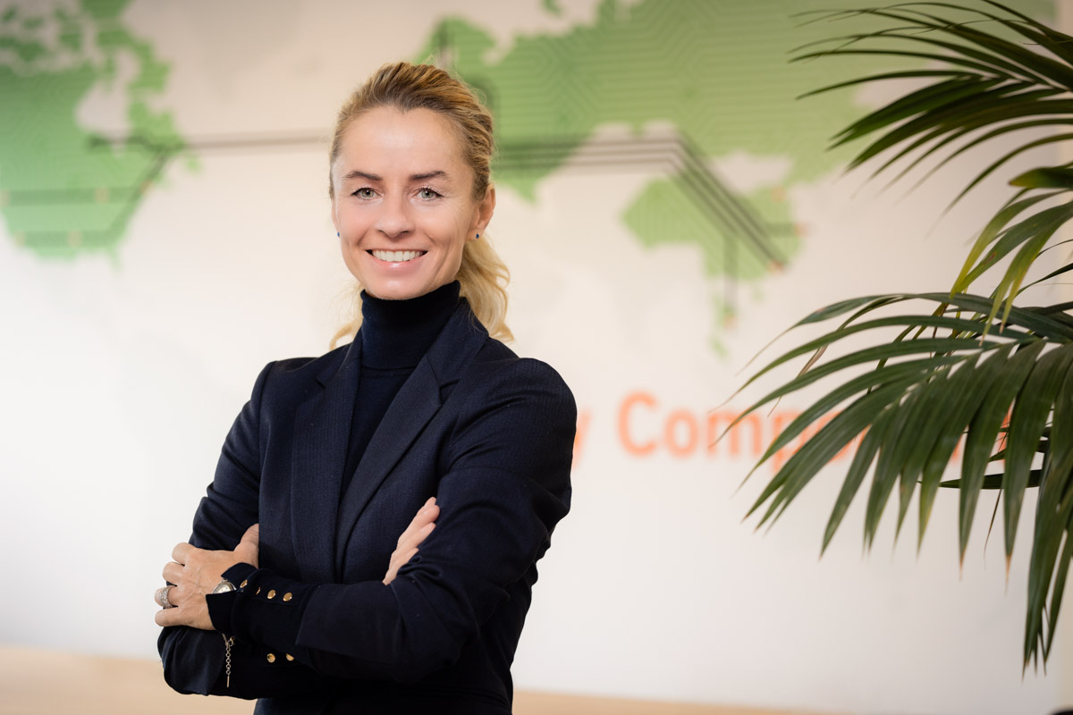 Authentisches Mitarbeiterporträt im modernen Office in NRW für Presse und Social Media.