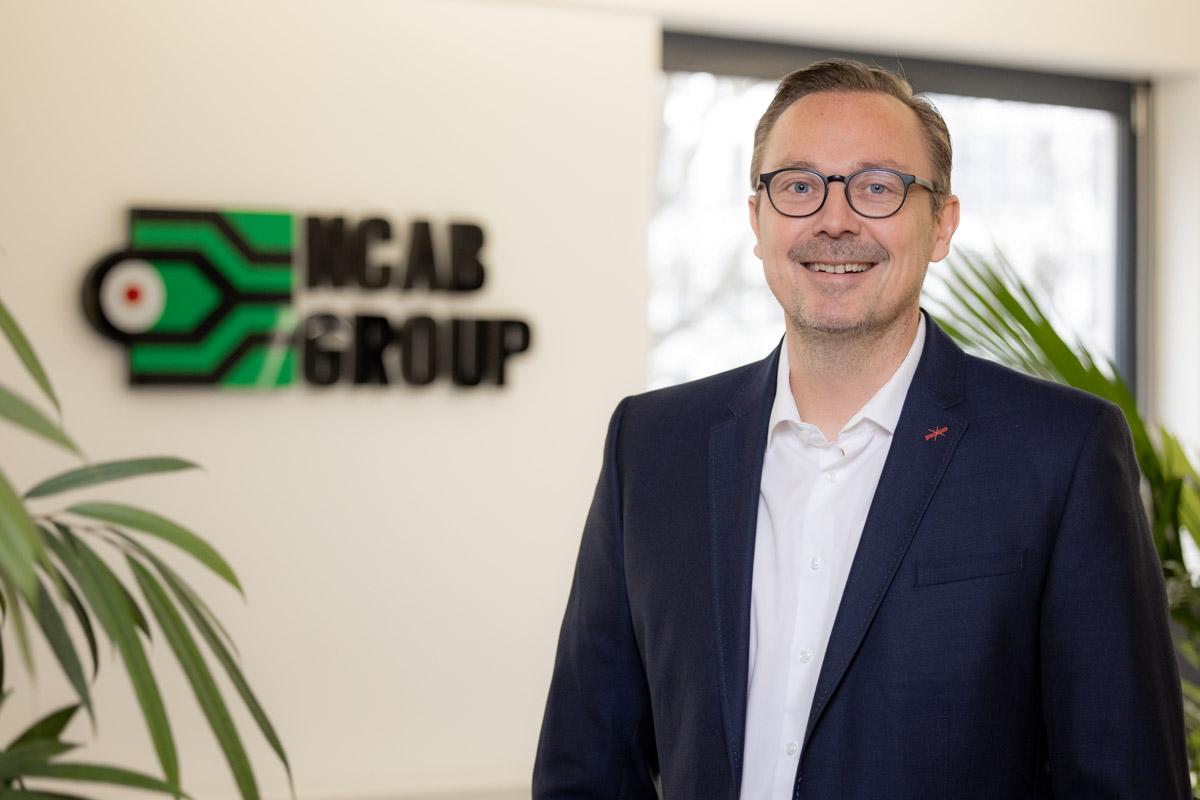 Authentisches Mitarbeiterporträt im modernen Office in NRW für Presse und Social Media.