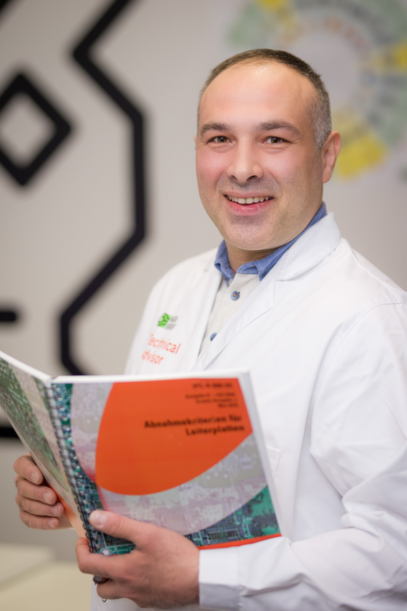 Authentisches Mitarbeiterporträt im modernen Office in NRW für Presse und Social Media.