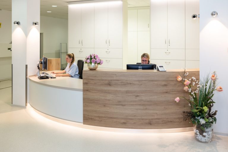 Der Fotograf dokumentiert eine moderne Dialysebehandlung in einer spezialisierten Klinik. Patienten werden von erfahrenem Pflegepersonal betreut, während sie die Dialysebehandlung erhalten. Die professionelle Atmosphäre und die fortschrittliche Ausstattung stehen im Fokus.