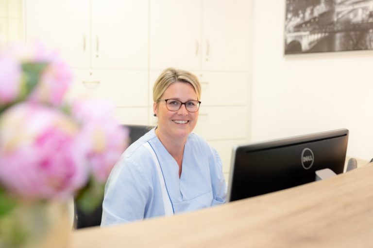 Der Fotograf dokumentiert eine moderne Dialysebehandlung in einer spezialisierten Klinik. Patienten werden von erfahrenem Pflegepersonal betreut, während sie die Dialysebehandlung erhalten. Die professionelle Atmosphäre und die fortschrittliche Ausstattung stehen im Fokus.