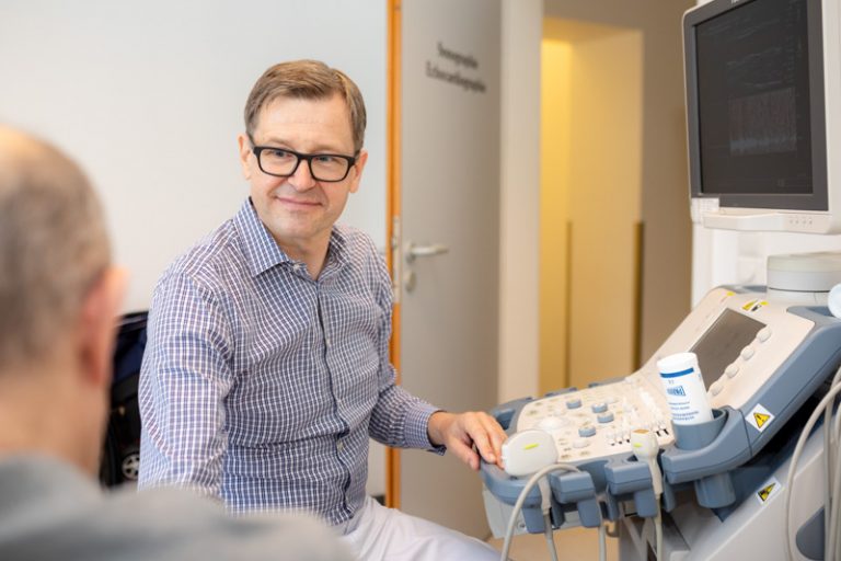 Der Fotograf dokumentiert eine moderne Dialysebehandlung in einer spezialisierten Klinik. Patienten werden von erfahrenem Pflegepersonal betreut, während sie die Dialysebehandlung erhalten. Die professionelle Atmosphäre und die fortschrittliche Ausstattung stehen im Fokus.