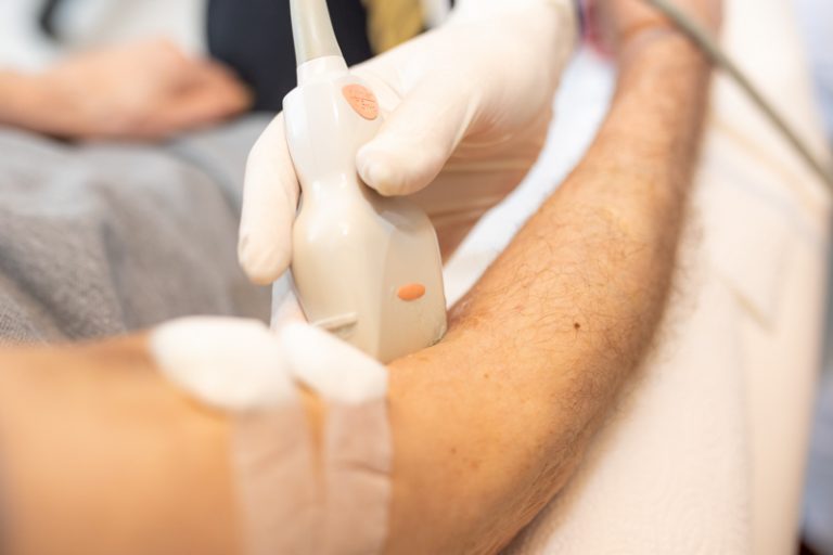 Der Fotograf dokumentiert eine moderne Dialysebehandlung in einer spezialisierten Klinik. Patienten werden von erfahrenem Pflegepersonal betreut, während sie die Dialysebehandlung erhalten. Die professionelle Atmosphäre und die fortschrittliche Ausstattung stehen im Fokus.