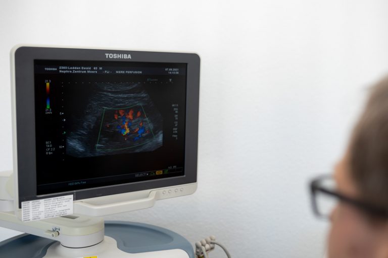 Der Fotograf dokumentiert eine moderne Dialysebehandlung in einer spezialisierten Klinik. Patienten werden von erfahrenem Pflegepersonal betreut, während sie die Dialysebehandlung erhalten. Die professionelle Atmosphäre und die fortschrittliche Ausstattung stehen im Fokus.