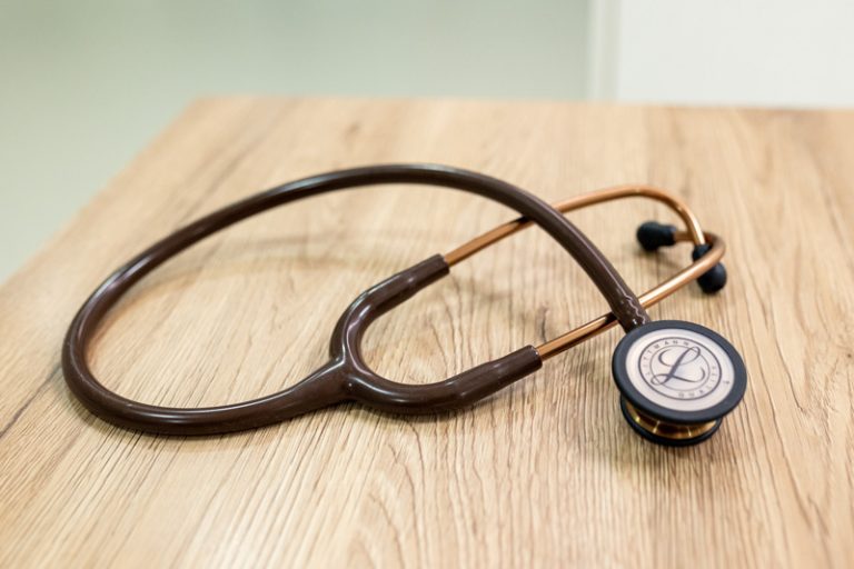 Der Fotograf dokumentiert eine moderne Dialysebehandlung in einer spezialisierten Klinik. Patienten werden von erfahrenem Pflegepersonal betreut, während sie die Dialysebehandlung erhalten. Die professionelle Atmosphäre und die fortschrittliche Ausstattung stehen im Fokus.