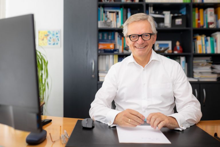 Der Fotograf dokumentiert eine moderne Dialysebehandlung in einer spezialisierten Klinik. Patienten werden von erfahrenem Pflegepersonal betreut, während sie die Dialysebehandlung erhalten. Die professionelle Atmosphäre und die fortschrittliche Ausstattung stehen im Fokus.