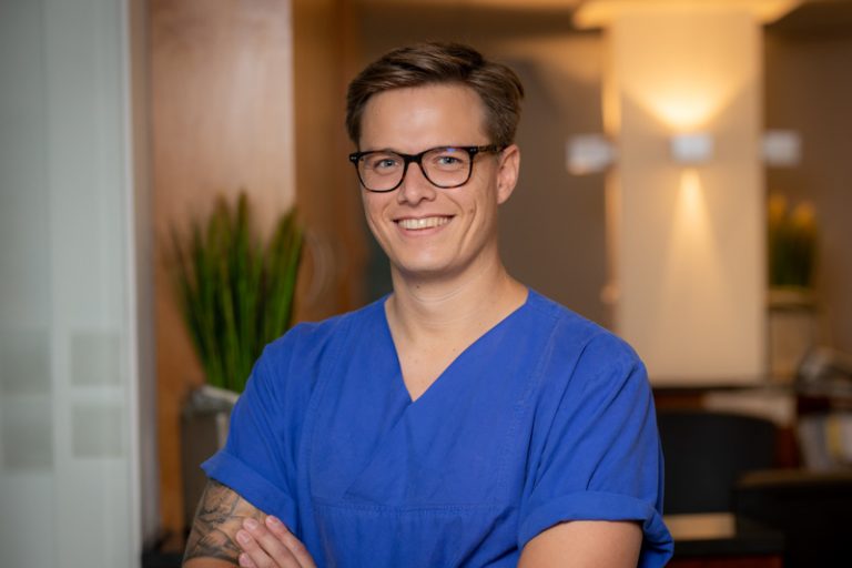 Der Fotograf dokumentiert eine moderne Dialysebehandlung in einer spezialisierten Klinik. Patienten werden von erfahrenem Pflegepersonal betreut, während sie die Dialysebehandlung erhalten. Die professionelle Atmosphäre und die fortschrittliche Ausstattung stehen im Fokus.