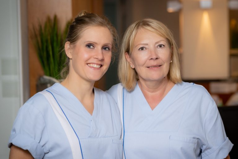 Der Fotograf dokumentiert eine moderne Dialysebehandlung in einer spezialisierten Klinik. Patienten werden von erfahrenem Pflegepersonal betreut, während sie die Dialysebehandlung erhalten. Die professionelle Atmosphäre und die fortschrittliche Ausstattung stehen im Fokus.