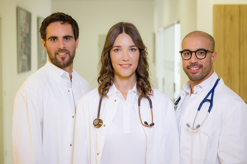 Der Fotograf dokumentiert eine moderne Dialysebehandlung in einer spezialisierten Klinik. Patienten werden von erfahrenem Pflegepersonal betreut, während sie die Dialysebehandlung erhalten. Die professionelle Atmosphäre und die fortschrittliche Ausstattung stehen im Fokus.
