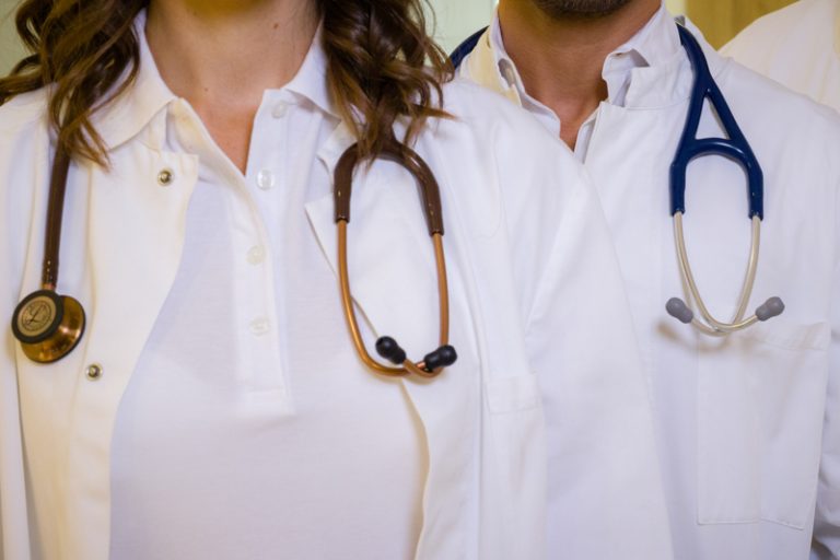 Der Fotograf dokumentiert eine moderne Dialysebehandlung in einer spezialisierten Klinik. Patienten werden von erfahrenem Pflegepersonal betreut, während sie die Dialysebehandlung erhalten. Die professionelle Atmosphäre und die fortschrittliche Ausstattung stehen im Fokus.