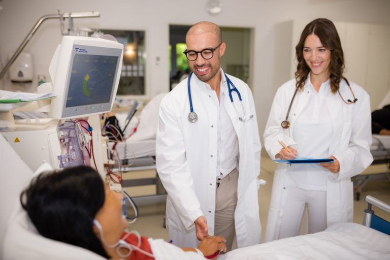Der Fotograf dokumentiert eine moderne Dialysebehandlung in einer spezialisierten Klinik. Patienten werden von erfahrenem Pflegepersonal betreut, während sie die Dialysebehandlung erhalten. Die professionelle Atmosphäre und die fortschrittliche Ausstattung stehen im Fokus.