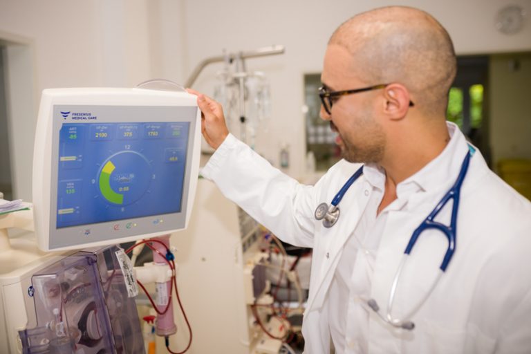 Der Fotograf dokumentiert eine moderne Dialysebehandlung in einer spezialisierten Klinik. Patienten werden von erfahrenem Pflegepersonal betreut, während sie die Dialysebehandlung erhalten. Die professionelle Atmosphäre und die fortschrittliche Ausstattung stehen im Fokus.