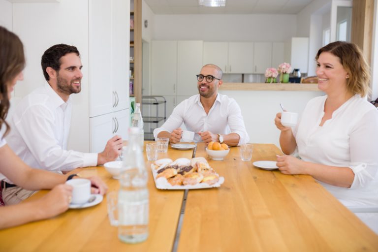 Der Fotograf dokumentiert eine moderne Dialysebehandlung in einer spezialisierten Klinik. Patienten werden von erfahrenem Pflegepersonal betreut, während sie die Dialysebehandlung erhalten. Die professionelle Atmosphäre und die fortschrittliche Ausstattung stehen im Fokus.