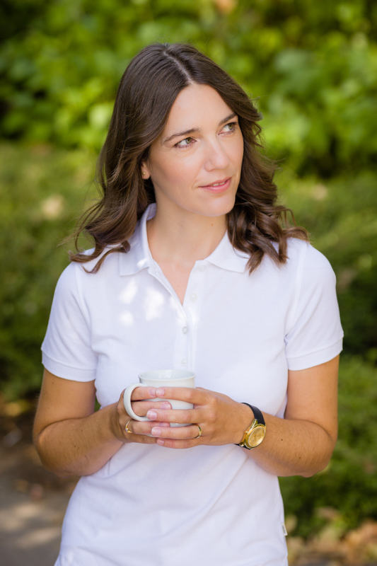 Der Fotograf dokumentiert eine moderne Dialysebehandlung in einer spezialisierten Klinik. Patienten werden von erfahrenem Pflegepersonal betreut, während sie die Dialysebehandlung erhalten. Die professionelle Atmosphäre und die fortschrittliche Ausstattung stehen im Fokus.