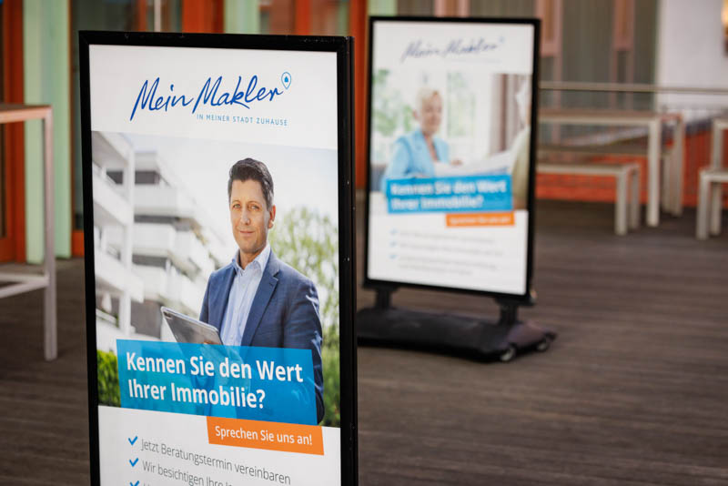 Stimmungsvolle Aufnahmen eines exklusiven Firmenevents mit Speaker-Programm und anschließender Abendveranstaltung: von der inspirierenden Keynote bis zum persönlichen Austausch in stilvollem Ambiente. Ideal für PR, Eventrückblicke und professionelle Außenwirkung.