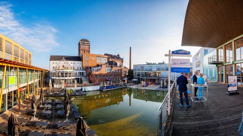 Stimmungsvolle Aufnahmen eines exklusiven Firmenevents mit Speaker-Programm und anschließender Abendveranstaltung: von der inspirierenden Keynote bis zum persönlichen Austausch in stilvollem Ambiente. Ideal für PR, Eventrückblicke und professionelle Außenwirkung.