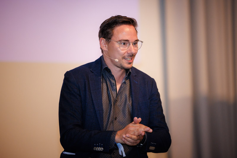 Stimmungsvolle Aufnahmen eines exklusiven Firmenevents mit Speaker-Programm und anschließender Abendveranstaltung: von der inspirierenden Keynote bis zum persönlichen Austausch in stilvollem Ambiente. Ideal für PR, Eventrückblicke und professionelle Außenwirkung.