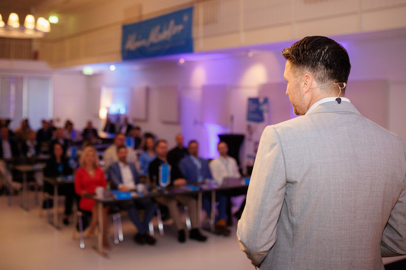 Stimmungsvolle Aufnahmen eines exklusiven Firmenevents mit Speaker-Programm und anschließender Abendveranstaltung: von der inspirierenden Keynote bis zum persönlichen Austausch in stilvollem Ambiente. Ideal für PR, Eventrückblicke und professionelle Außenwirkung.