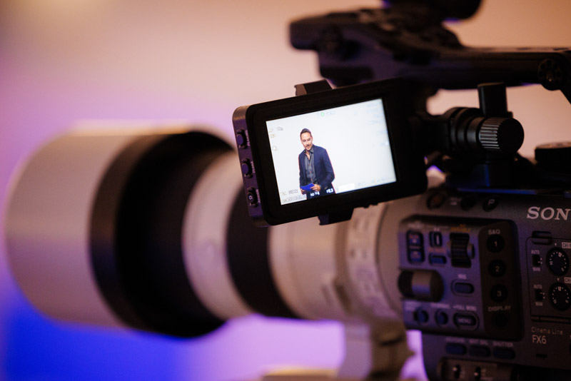 Stimmungsvolle Aufnahmen eines exklusiven Firmenevents mit Speaker-Programm und anschließender Abendveranstaltung: von der inspirierenden Keynote bis zum persönlichen Austausch in stilvollem Ambiente. Ideal für PR, Eventrückblicke und professionelle Außenwirkung.