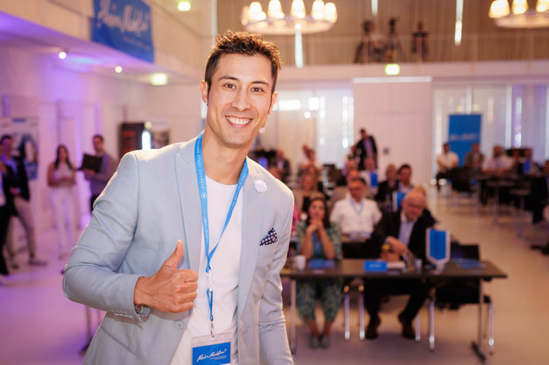 Stimmungsvolle Aufnahmen eines exklusiven Firmenevents mit Speaker-Programm und anschließender Abendveranstaltung: von der inspirierenden Keynote bis zum persönlichen Austausch in stilvollem Ambiente. Ideal für PR, Eventrückblicke und professionelle Außenwirkung.