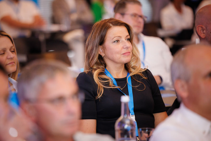 Stimmungsvolle Aufnahmen eines exklusiven Firmenevents mit Speaker-Programm und anschließender Abendveranstaltung: von der inspirierenden Keynote bis zum persönlichen Austausch in stilvollem Ambiente. Ideal für PR, Eventrückblicke und professionelle Außenwirkung.