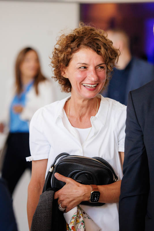 Stimmungsvolle Aufnahmen eines exklusiven Firmenevents mit Speaker-Programm und anschließender Abendveranstaltung: von der inspirierenden Keynote bis zum persönlichen Austausch in stilvollem Ambiente. Ideal für PR, Eventrückblicke und professionelle Außenwirkung.