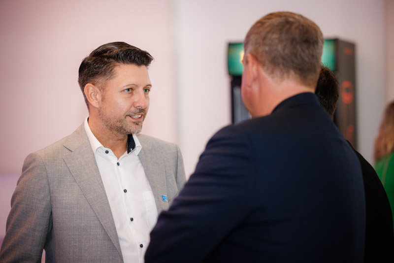 Stimmungsvolle Aufnahmen eines exklusiven Firmenevents mit Speaker-Programm und anschließender Abendveranstaltung: von der inspirierenden Keynote bis zum persönlichen Austausch in stilvollem Ambiente. Ideal für PR, Eventrückblicke und professionelle Außenwirkung.