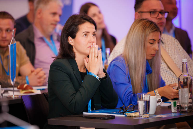 Stimmungsvolle Aufnahmen eines exklusiven Firmenevents mit Speaker-Programm und anschließender Abendveranstaltung: von der inspirierenden Keynote bis zum persönlichen Austausch in stilvollem Ambiente. Ideal für PR, Eventrückblicke und professionelle Außenwirkung.