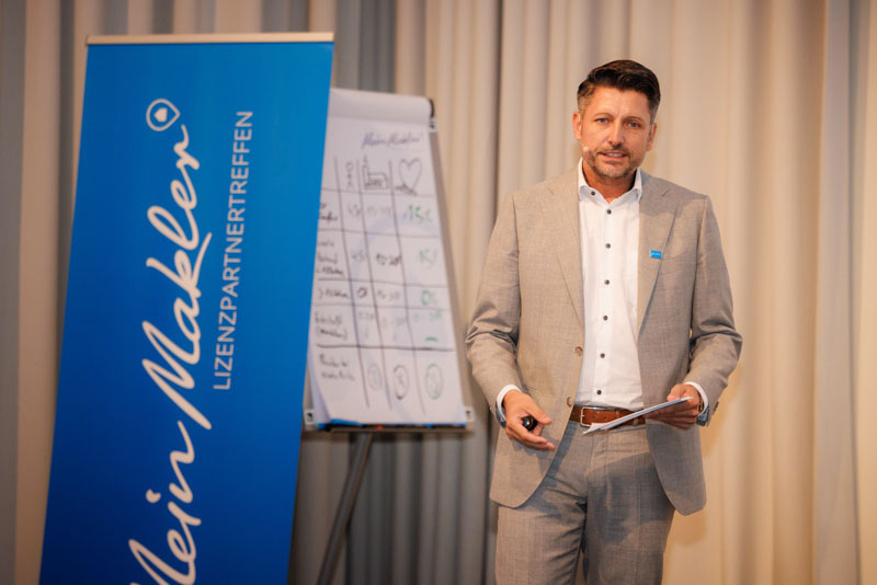 Stimmungsvolle Aufnahmen eines exklusiven Firmenevents mit Speaker-Programm und anschließender Abendveranstaltung: von der inspirierenden Keynote bis zum persönlichen Austausch in stilvollem Ambiente. Ideal für PR, Eventrückblicke und professionelle Außenwirkung.