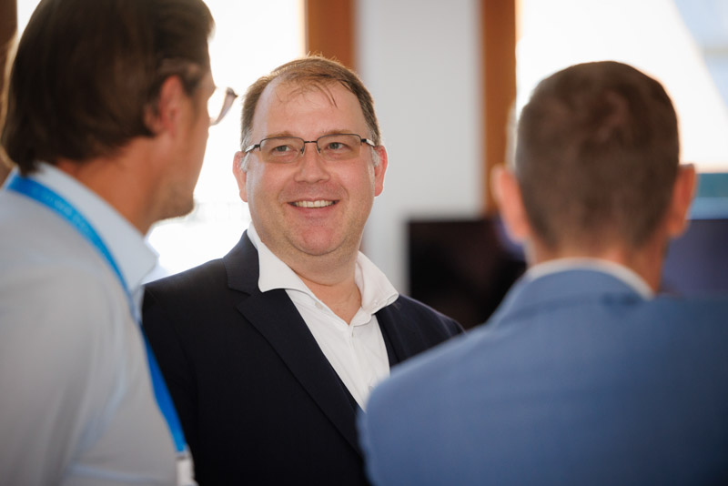 Stimmungsvolle Aufnahmen eines exklusiven Firmenevents mit Speaker-Programm und anschließender Abendveranstaltung: von der inspirierenden Keynote bis zum persönlichen Austausch in stilvollem Ambiente. Ideal für PR, Eventrückblicke und professionelle Außenwirkung.