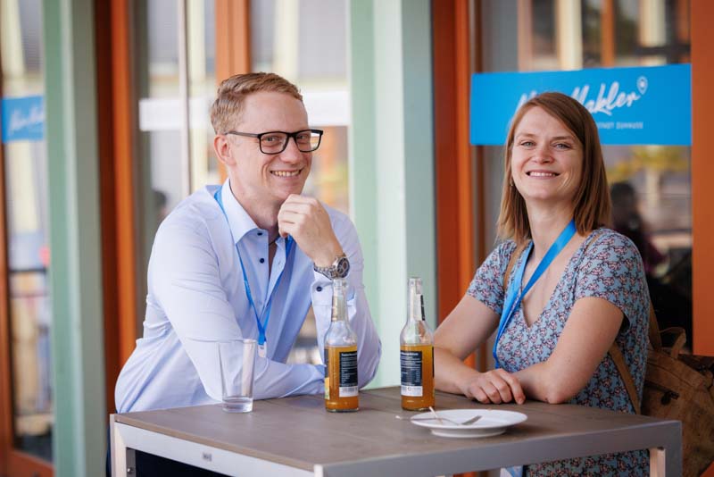 Stimmungsvolle Aufnahmen eines exklusiven Firmenevents mit Speaker-Programm und anschließender Abendveranstaltung: von der inspirierenden Keynote bis zum persönlichen Austausch in stilvollem Ambiente. Ideal für PR, Eventrückblicke und professionelle Außenwirkung.